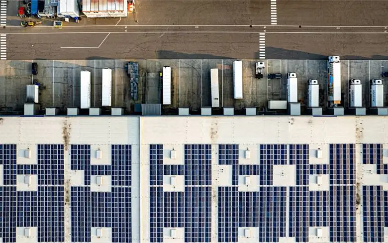 Nave logística con techo cubierto de paneles solares