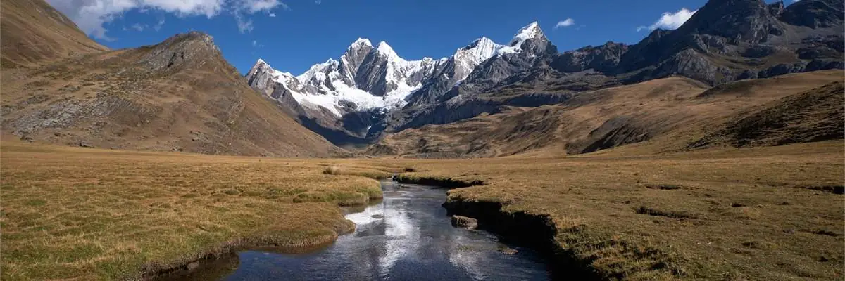 Cordillera Huayhuash, Perú: río entre montañas