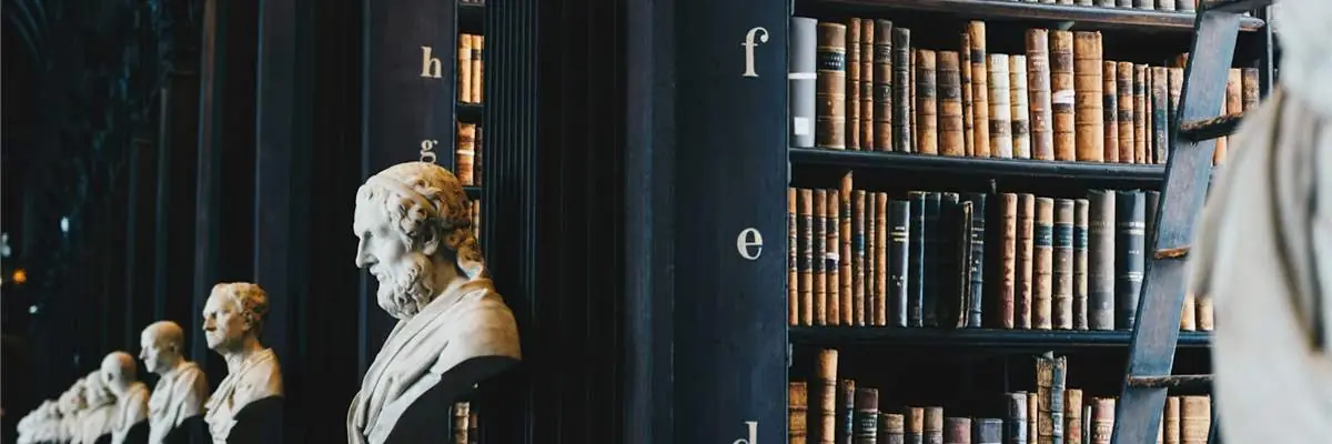 Biblioteca jurídica con estanterías de libros antiguos
