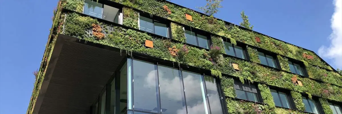 Edificio de oficinas con fachada vegetal