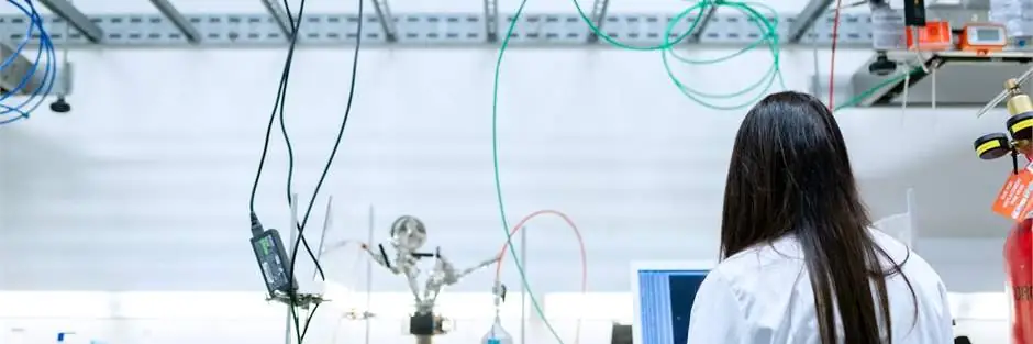 Laboratorio con reactivos químicos etiquetados