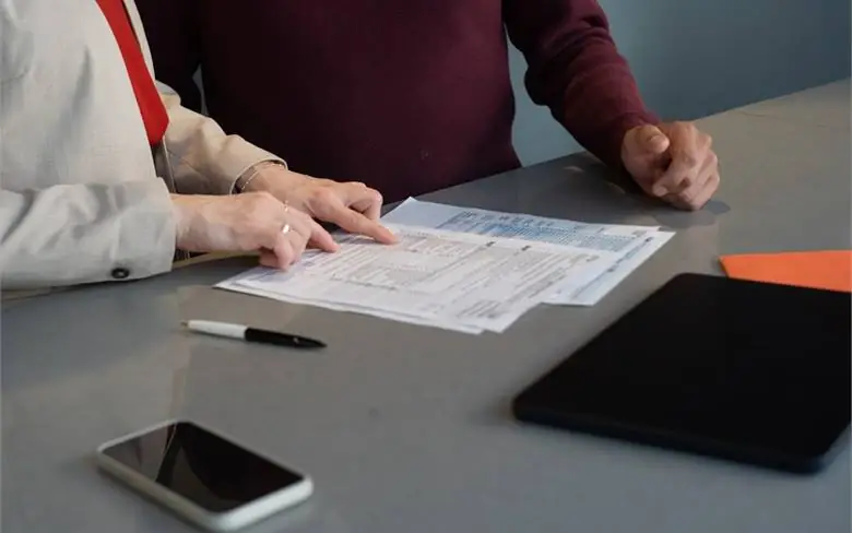 Revisión de documentación y expedientes sobre una mesa de trabajo