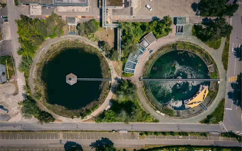 Vista aérea de una planta de tratamiento de agua